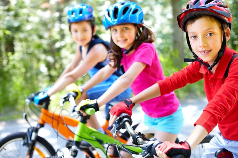 הורים וילדים יורדים במשקל ברכיבה על אופניים