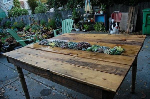 משטחי יורו בגינה משתמשים בשולחן אוכל גדול ומאסיבי