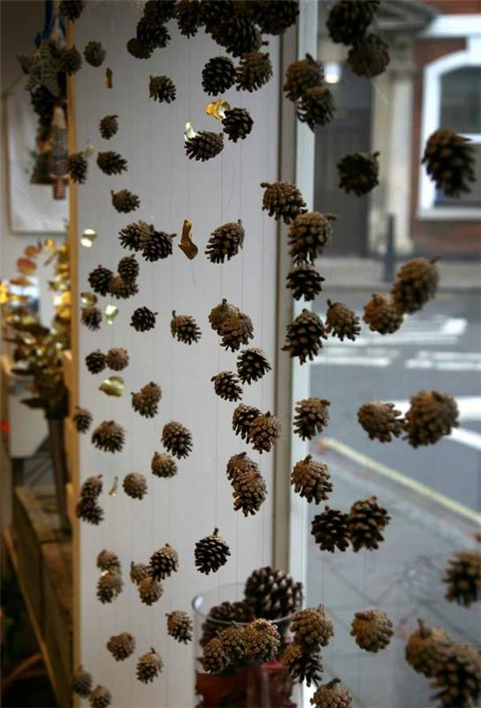 קישוט חלון לזרי חג המולד העשויים מאצטרובלים