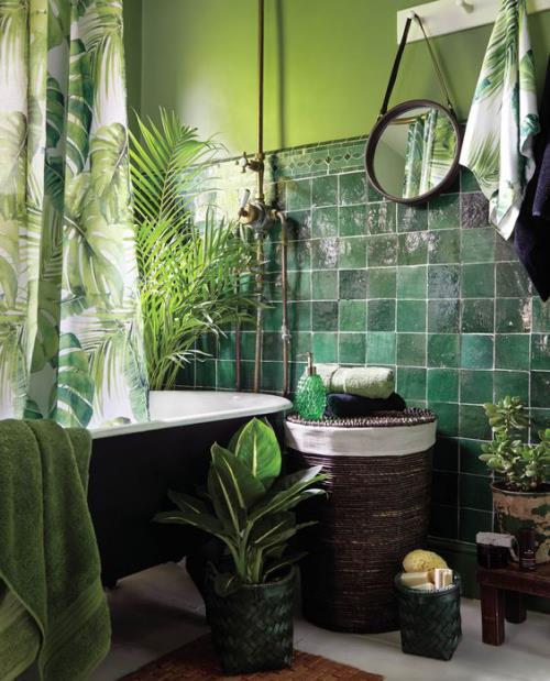 הדגשת אריחים בחדר האמבטיה באופן יצירתי והעזה בכל דבר בירוק, ניואנסים שונים, צמחים ירוקי עד, נווה מדבר ירוק