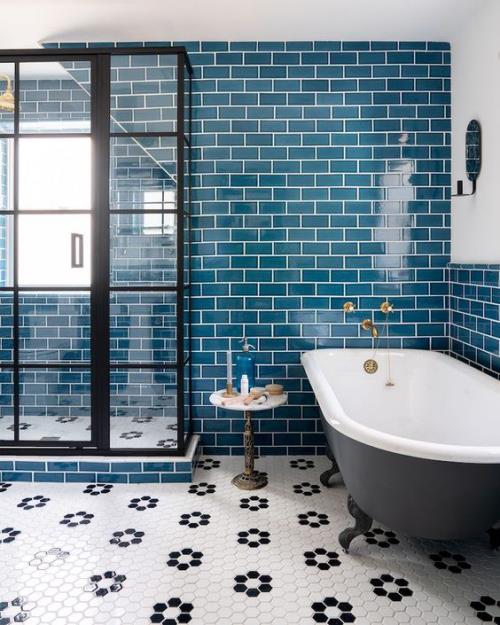 מבטאי אריחים בחדר האמבטיה אריחי מטרו כחול יצירתי ונועז לוכד עיניים בחדר הרחצה אמבט מקלחת זכוכית עם רגליים טופר.