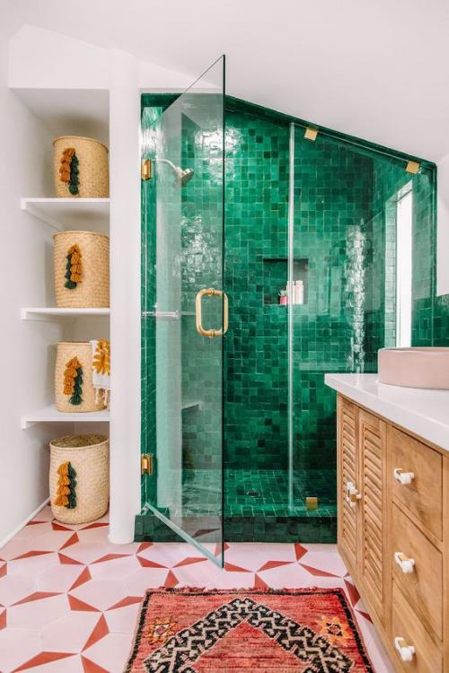 מבטאי אריחים בחדר האמבטיה יצירתיים ומעזים להפריד ויזואלית את פינת המקלחת עם אריחים ירוקים כהים וקיר זכוכית