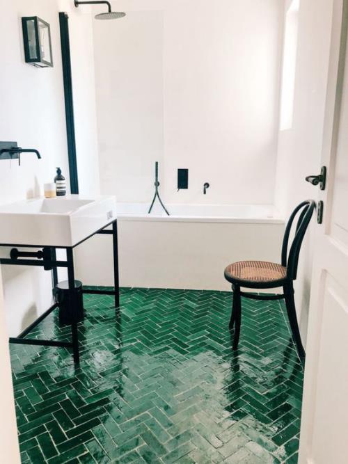 מבטאי אריחים בחדר האמבטיה אריחי רצפה ירוקים כהים יצירתיים ונועזים גורמים לחדר הרחצה לזרוח