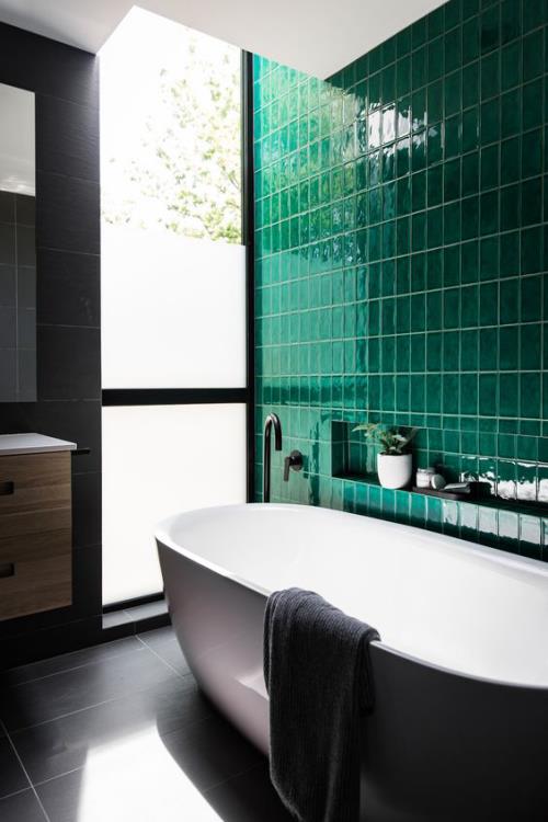 מבטאי אריחים בחדר האמבטיה קיר אריחים יצירתי ונועז בצבע ירוק כהה מול אמבטיה