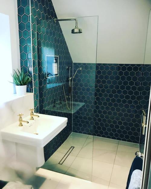 מבטאי אריחים בחדר האמבטיה יצירתי ונועז אריחים בצבע ירוק כהה משושה קיר זכוכית פינת מקלחת