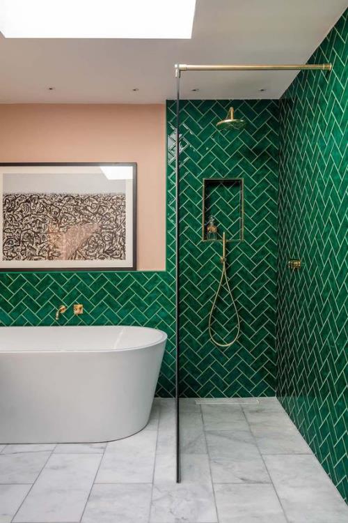 מבטאי אריחים בחדר האמבטיה, יצירתיים ונועזים, עיצוב אמבטיה יפה, פינת מקלחת, קיר זכוכית, אריחים מבריקים בצבע ירוק כהה, אריחי רצפה אפורים, אמבטיה.