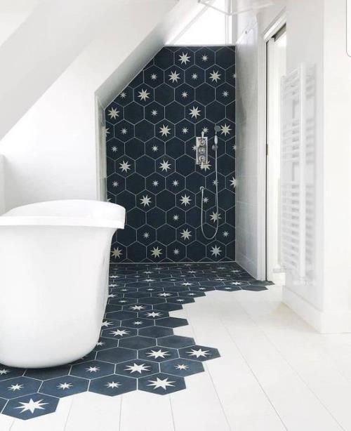 מבט אריחים בחדר האמבטיה עיצוב אמבטיה נהדר יצירתי ונועז באריחים משושה כחול כהה ולבן בדוגמת דק