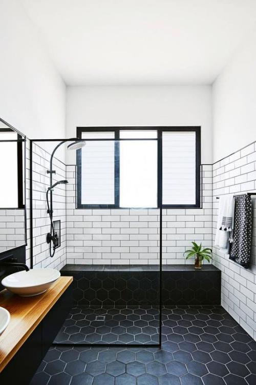 מבטאי אריחים בחדר האמבטיה אריחי מטרו לבנים יצירתיים ונועזים, אריחי רצפה משושה שחורים