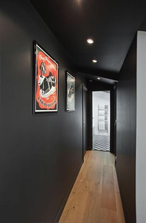 עיצוב מסדרון קירות שחורים חדר תאורה קיר מבטא אדום