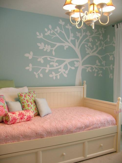 צורות דפוסים וסימטריה בקיר הקעקוע של חדר השינה