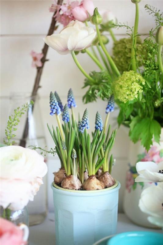 הפוך קישוטי אביב בחומרים טבעיים לכחול