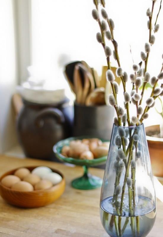 עיטור אביב עם ערבת כוס באגרטל זכוכית, ביצים מסודרות ברקע
