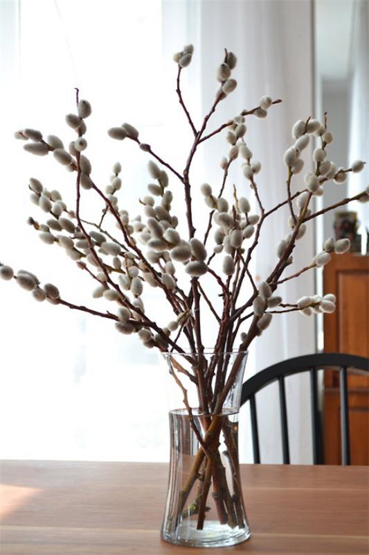 עיטור אביב עם ערבת כוס מסודרת באגרטל, שעדיין נקרא קטקינים