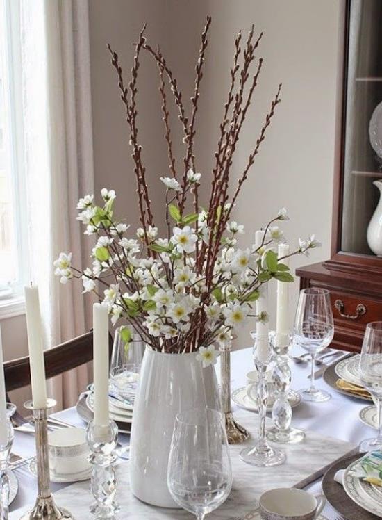 קישוט אביב עם ערבת כוס באגרטל לבן גולת הכותרת האמיתית של שולחן אוכל מעוצב בחגיגיות
