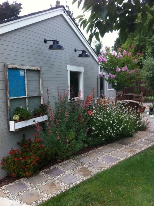 אדני חלון המוסך כקופסאות פרחים מדגישים את סגנון הבית הכפרי