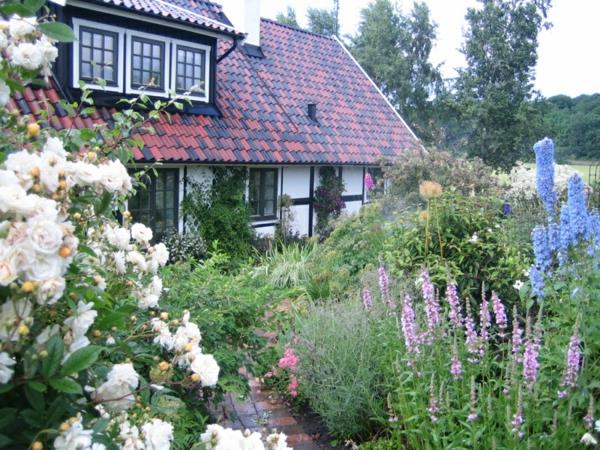 בית גן פרחים לבנים עלים שופעים בסגנון שוודי
