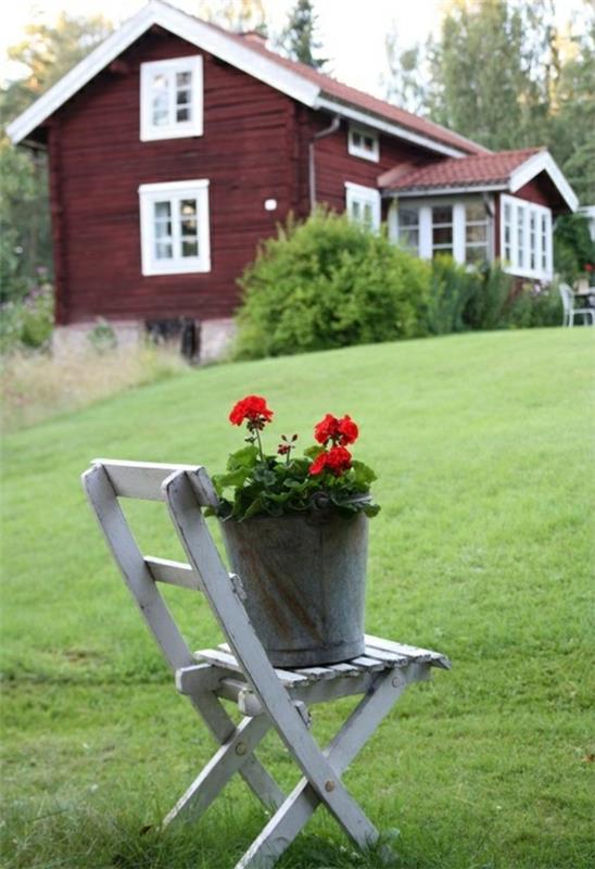 בית גינה בפרחי כיסא בסגנון שבדי