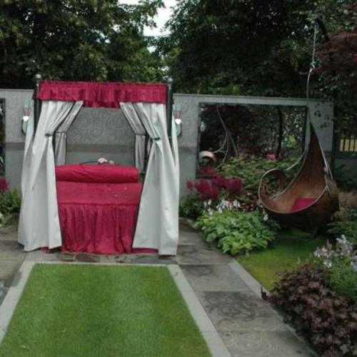 מיטת אפריון עם גינת דשא עם עיצוב מרפסת נעימה