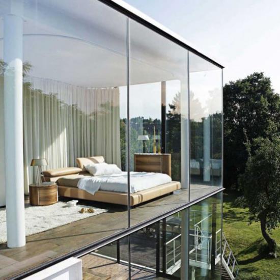 קירות זכוכית בבית השינה עשויים זכוכית באמצע הטבע מושכים מאוד