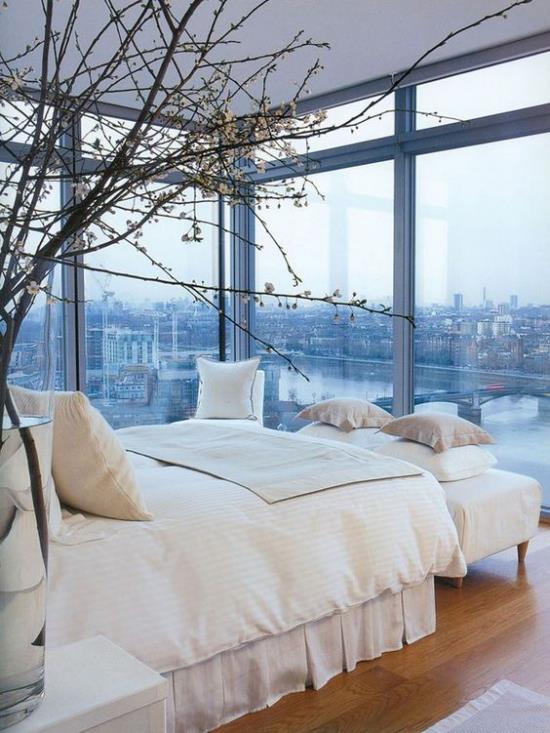 קירות זכוכית בחדר השינה נוף נפלא פנורמה של העיר באגרטל ליד מיטת השינה