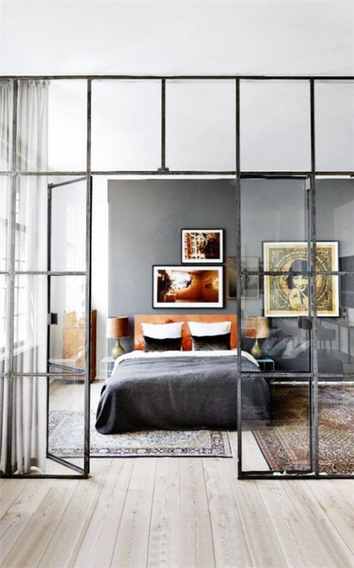 קירות זכוכית בחדר השינה מסגרת מתכת שחורה שני שטיחים צבעוניים ציורי קיר מעניינים מאוד מזמינים