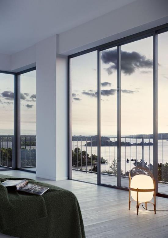 קירות זכוכית בחדר השינה אפשרויות עיצוב מגוונות פתרונות יצירתיים מאוד מנורת רצפה מודרנית