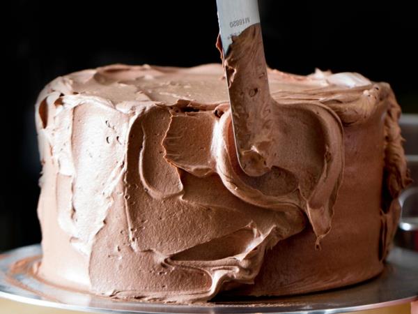 אופים עוגת פסחא ללא שוקולד ללא גלוטן עם ציפוי שוקולד ללא גלוטן
