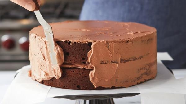 אופים עוגת שוקולד ללא גלוטן עם ציפוי שוקולד