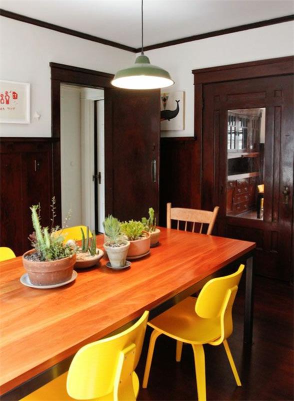 תמונות של צמחים ירוקים בחדר האוכל כסאות צהובים