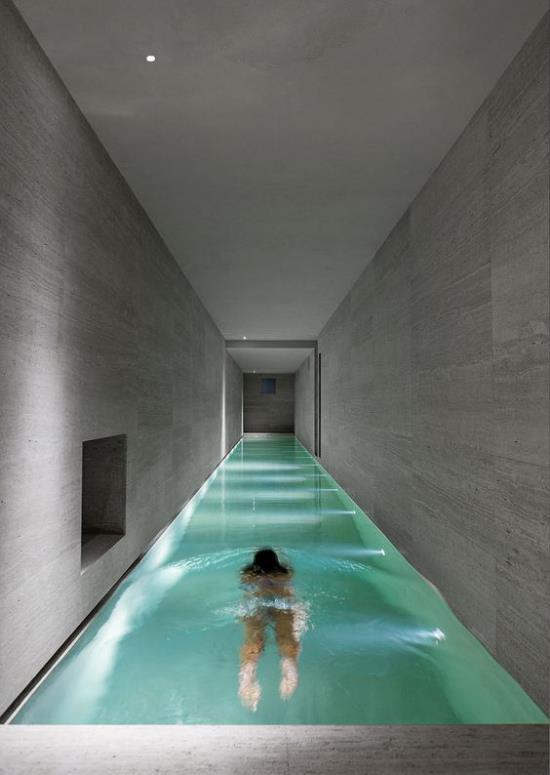 בריכת שחייה מקורה בבית מינימליזם טהור ילדה בצורת מוארכת באריחים אפורים במים תאורה מובנית