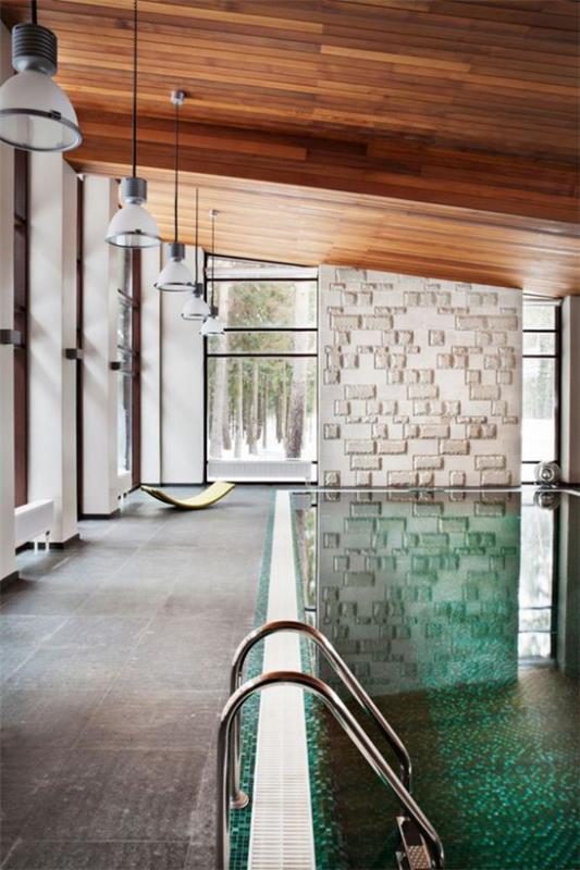 בריכת שחייה מקורה בבית עיצוב מעניין מעניין תקרת עץ רצפת אריחי קיר תליית אורות חלונות זכוכית גבוהים