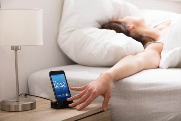 טלפון סלולרי בחדר השינה אך אין שעון מעורר ישן טוב יותר