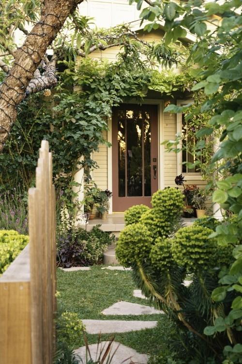 חזית הבית הירוק יוצרת עומק ויזואלי בגינה הקטנה