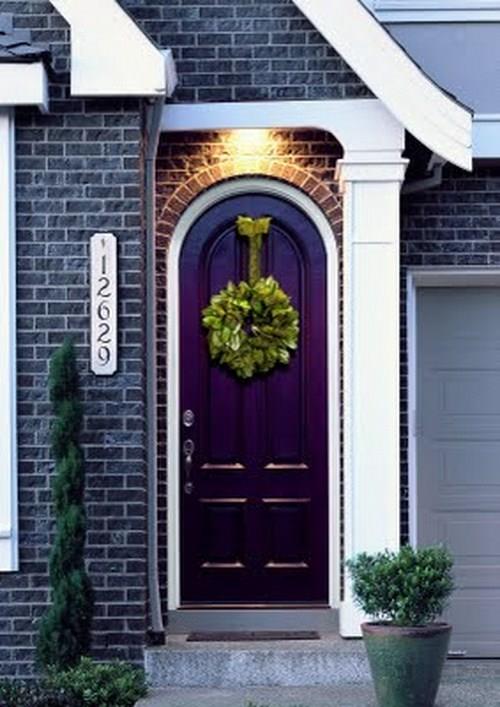 עיצוב רעיוני בצבע סגול לילך בעיצוב דלת הכניסה המסורתית