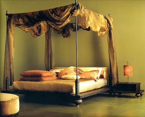 מיטות אפיריון מעץ בחדר השינה עם וילונות מפוארים