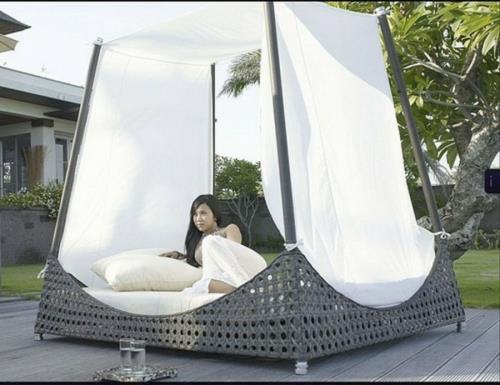 מיטות אפיריון עשויות ראטן בוילונות ריהוט הגן בחדר השינה