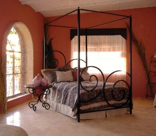 מיטות אפיריון מעץ במסגרת חדר השינה כפופות