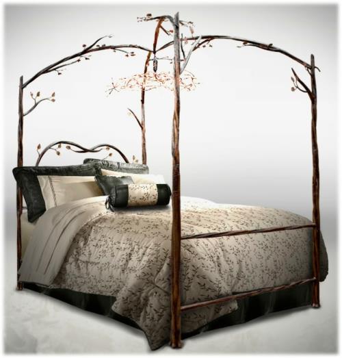 מיטות אפיריון מעץ במסגרת חדר השינה בהשראת הטבע