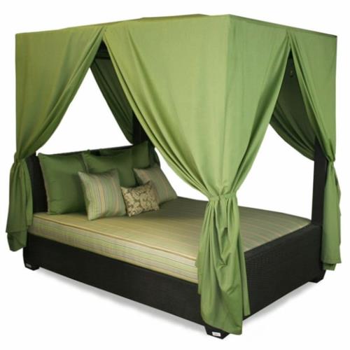 ארבע מיטות אפיריון בחדר השינה וילונות ירוקים