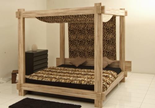 מיטות אפיריון מעץ בחדר השינה עם מבנה מלא