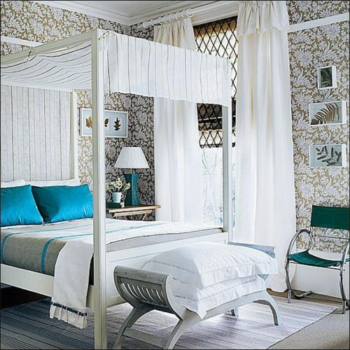 מיטות אפיריון מעץ בחדר השינה עם תקרה לכה לבנה