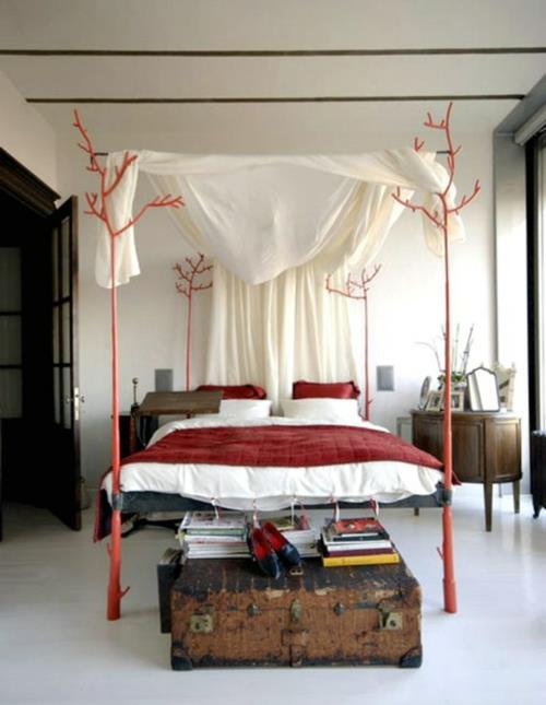 מיטות אפיריון מעץ בחדר השינה כריות מצעים אדומות