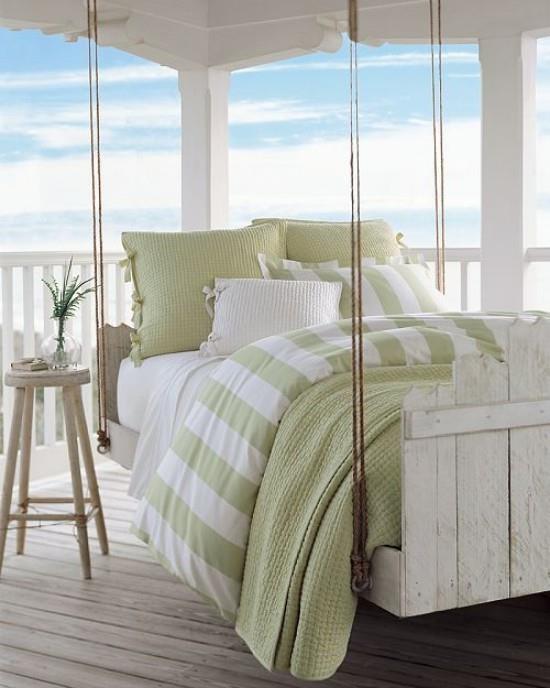 מיטה תלויה בחוץ בסגנון רטרו צבעים בהירים מאוד נוחים מזמינים