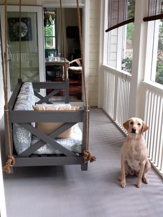 מיטה תלויה מחוץ לדגם פשוט על כלב המרפסת המקורה שלידה