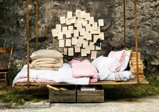 מיטה תלויה בחוץ בספרי הגן לקריאת מצעים לשינה מקיר אבן מעוטר בפתקי נייר