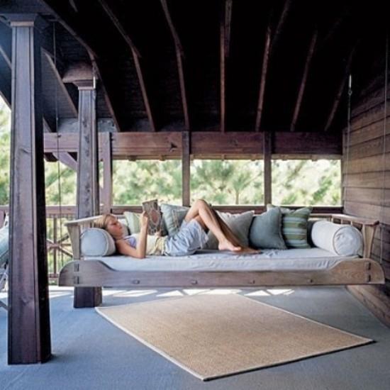 מיטה תלויה בחוץ כדי לשכב בנוחות באוויר הפתוח ולקרוא גישה נוחה יותר לאזור השכיבה