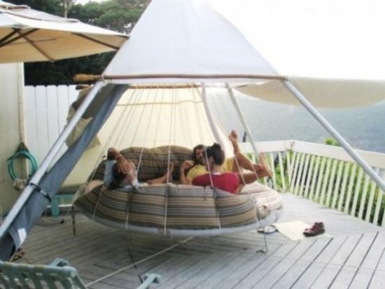 מיטה תלויה מחוץ לדגם המודרני בצורה עגולה כאוהל צעירים שעות משעשעות