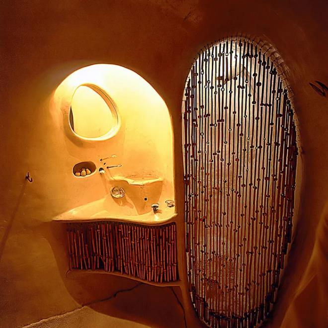 הוביט האוס ארכיטקטורה אורגנית חדר אמבטיה בהיר