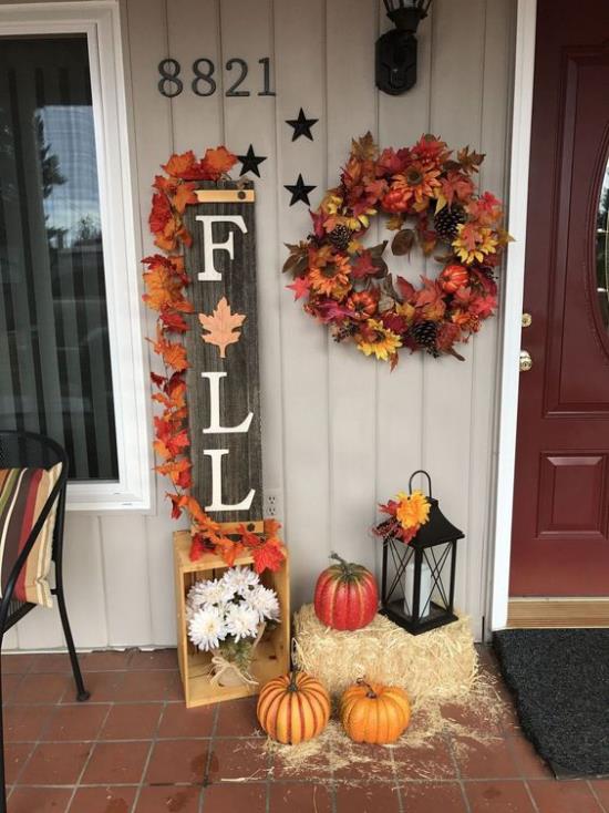 שלטי עץ מקדמים בברכה קישוט יפה בסתיו בחוץ מול דלת הכניסה לוכדי העין האמיתיים
