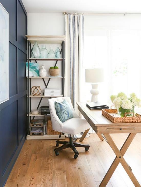ריהוט ימי במשרד הביתי ריצוף עץ שולחן כתיבה לבן במשרד לבן הידראנגאה ארונות בצבע כחול כהה